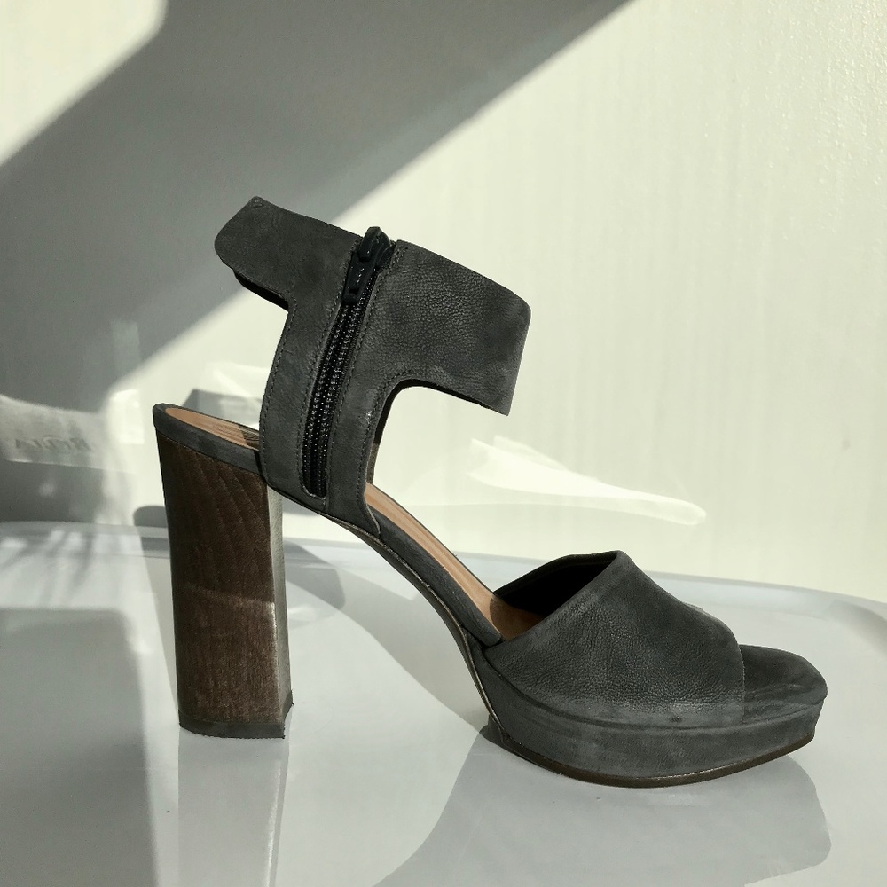 Coclico Grey Nubuck Sandals